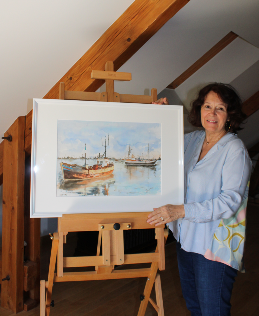 Exposition de Brigitte Crayssac dans l'ancienne église Saint-Gilles à Ambialet - l'artiste présente une de ses œuvres