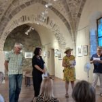 Exposition de Brigitte Crayssac dans l'ancienne église Saint-Gilles à Ambialet - discours du Maire lors du vernissage