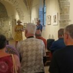 Exposition de Brigitte Crayssac dans l'ancienne église Saint-Gilles à Ambialet - discours lors du vernissage