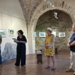 Exposition de Brigitte Crayssac dans l'ancienne église Saint-Gilles à Ambialet - discours de l’artiste lors du vernissage