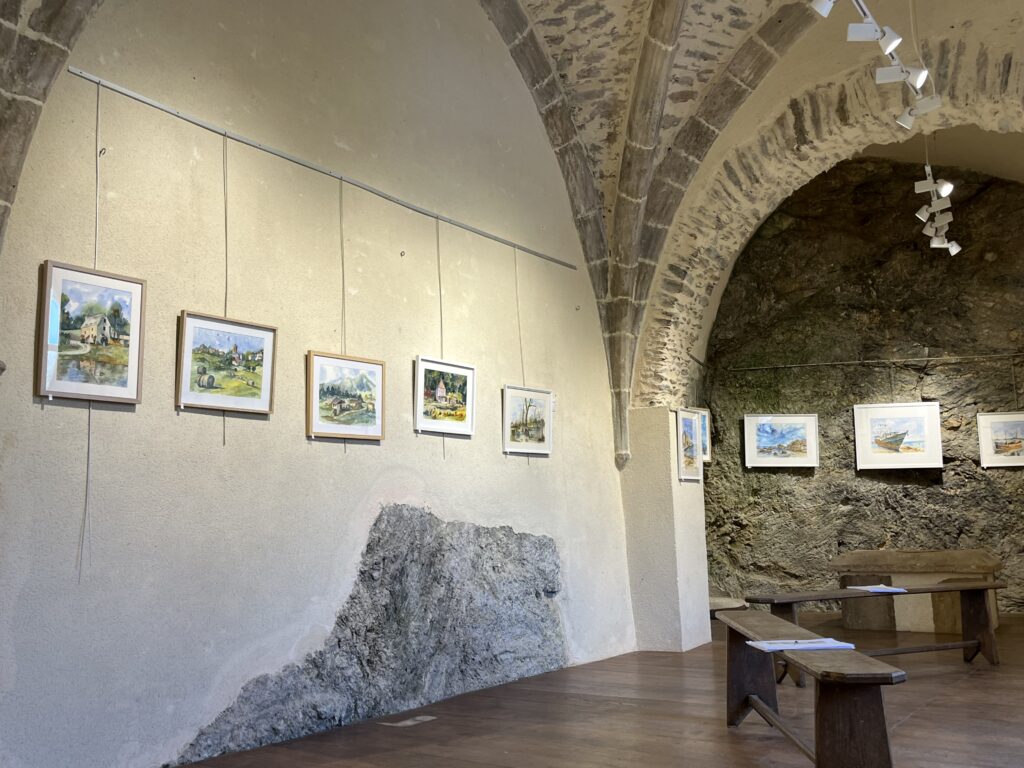 Exposition de Brigitte Crayssac dans l'ancienne église Saint-Gilles à Ambialet - Vue générale d'aquarelles dans la galerie