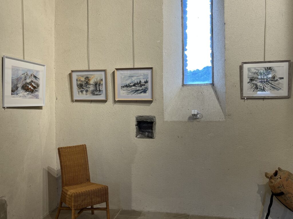 Exposition de Brigitte Crayssac dans l'ancienne église Saint-Gilles à Ambialet - Vue générale d'aquarelles dans la galerie