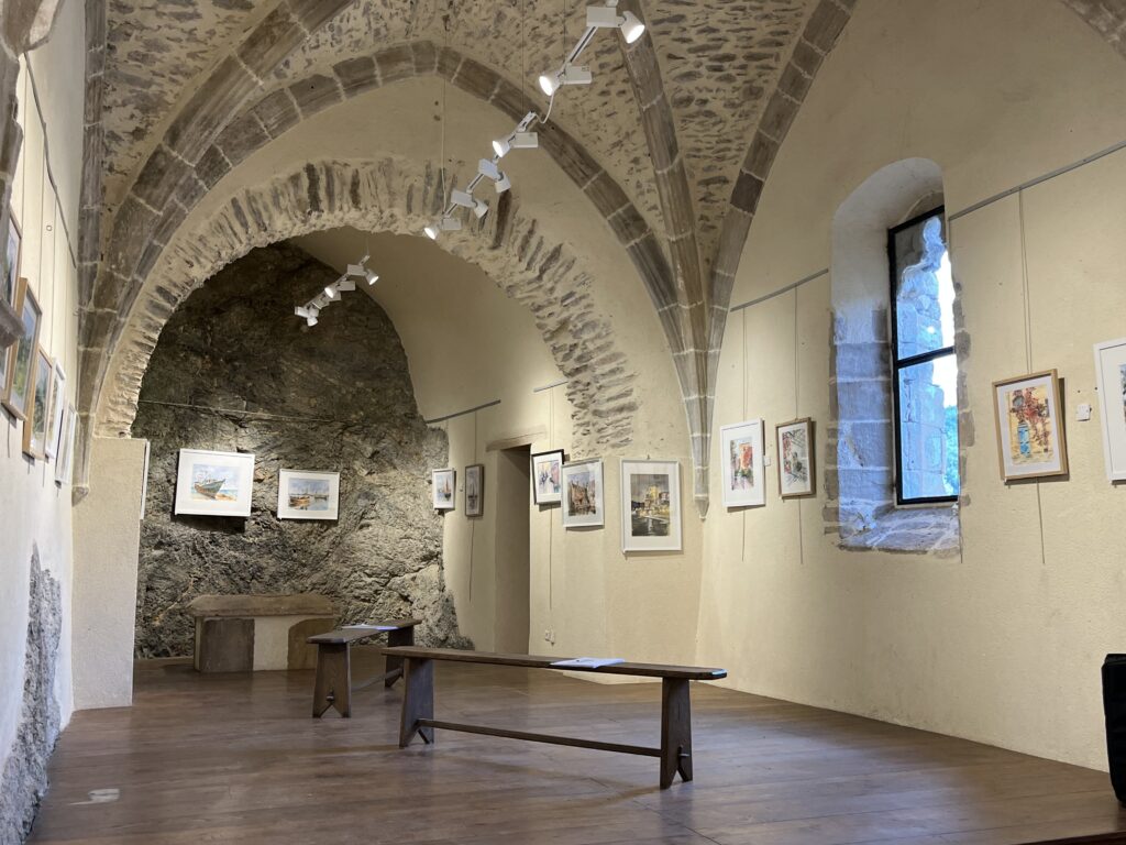 Exposition de Brigitte Crayssac dans l'ancienne église Saint-Gilles à Ambialet - Vue générale d'aquarelles dans la galerie