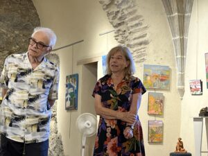 Exposition de Jacqueline Pomies et Jean-Pierre Chapuy dans l'ancienne église Saint-Gilles à Ambialet - les artistes lors du vernissage