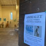 Exposition de Jacqueline Pomies et Jean-Pierre Chapuy dans l'ancienne église Saint-Gilles à Ambialet - affiche de exposition sur la porte de l’église