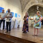 Exposition de Jacqueline Pomies et Jean-Pierre Chapuy dans l'ancienne église Saint-Gilles à Ambialet lors du vernissage