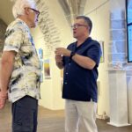 Exposition de Jacqueline Pomies et Jean-Pierre Chapuy dans l'ancienne église Saint-Gilles à Ambialet lors du vernissage; Mr Chapuy avec Mr le Maire