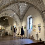 Exposition de Jacqueline Pomies et Jean-Pierre Chapuy dans l'ancienne église Saint-Gilles à Ambialet - les visiteurs