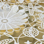 Exposition de dentelle dans l'ancienne église Saint-Gilles à Ambialet - détail de l'oeuvre en papier de Virginie Morati