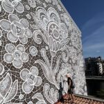 Exposition de dentelle dans l'ancienne église Saint-Gilles à Ambialet - fresque murale en motif de dentelle réalisée par la street artiste NeSpoon à Broc
