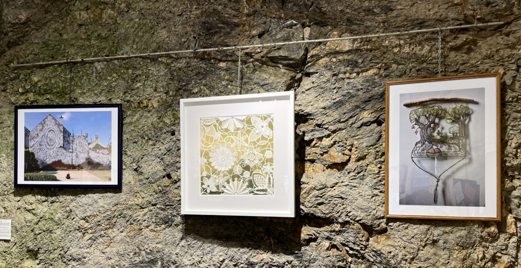 Exposition de dentelle dans l'ancienne église Saint-Gilles à Ambialet - la dentelle réinventée avec les oeuvres de NeSpoon Virginie Morati et Agnès Herczeg