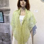 Exposition de dentelle dans l'ancienne église Saint-Gilles à Ambialet - mannequin vêtu d'une robe de mariée des années 1970, prêtée par la société de location de costumes "Histoire en costumes" de Sérénac, et d'un châle en dentelle réalisé par l'une des dentellières qui exosent