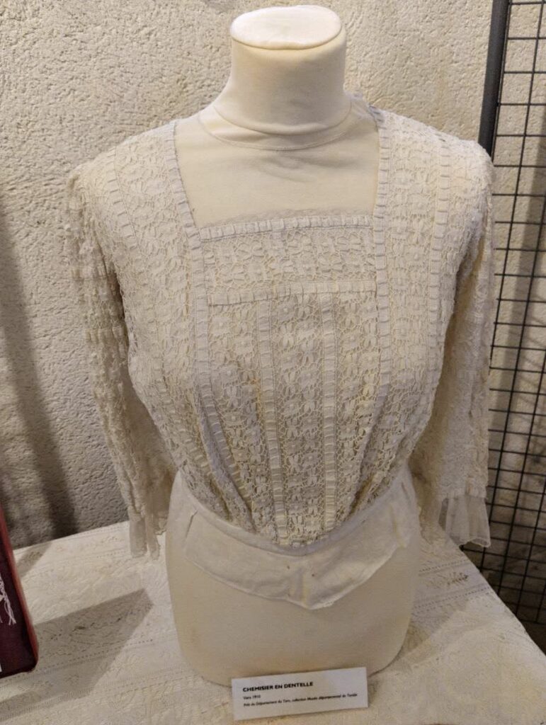Exposition de dentelle dans l'ancienne église Saint-Gilles à Ambialet - chemisier en dentelle prêté par le musée départemental du textile du Tarn