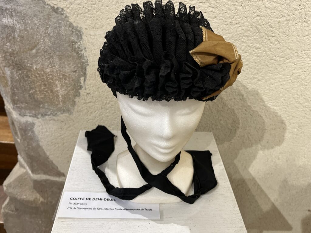 Exposition de dentelle dans l'ancienne église Saint-Gilles à Ambialet - coiffe en dentelle de demi-deuil du XIXème siècle prêté par le musée départemental du textile du Tarn