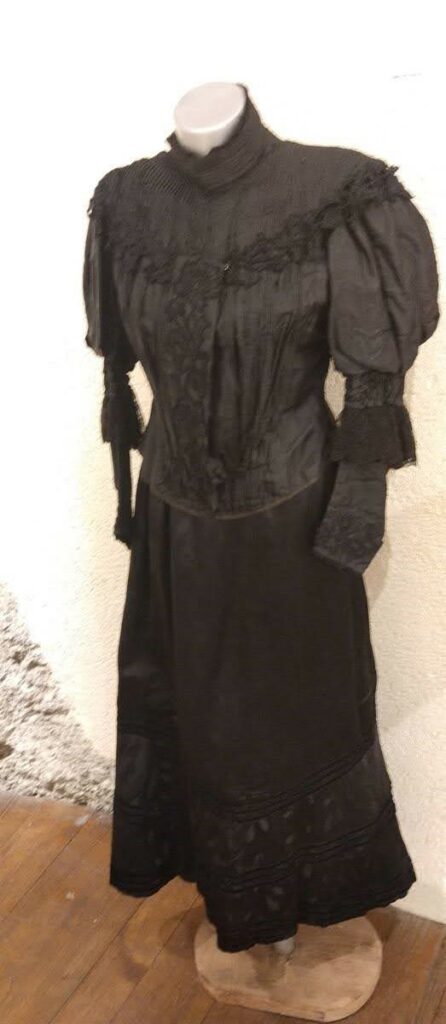 Exposition de dentelle dans l'ancienne église Saint-Gilles à Ambialet - vêtement avec dentelle prêté par la société de location de costumes "Histoire en costumes" de Sérénac