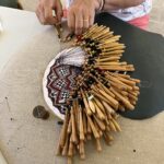 Exposition de dentelle dans l'ancienne église Saint-Gilles à Ambialet - démonstration de dentellière sur son ouvrage