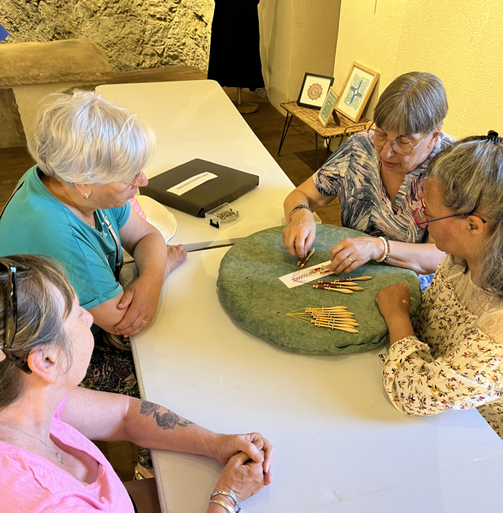 Exposition de dentelle dans l'ancienne église Saint-Gilles à Ambialet - initiation à la dentelle avec explications de la dentellière