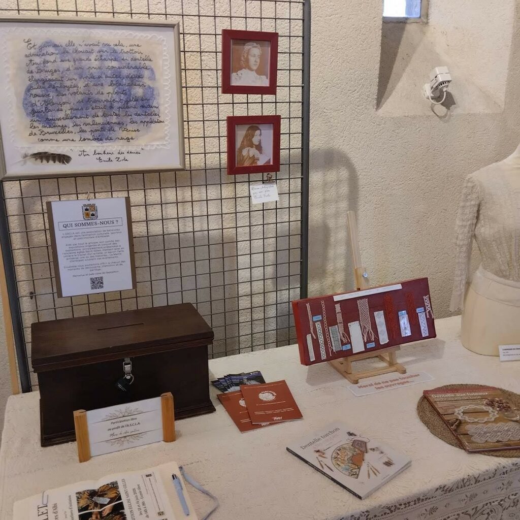 Exposition de dentelle dans l'ancienne église Saint-Gilles à Ambialet - divers objets de l'exposition