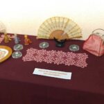 Exposition de dentelle dans l'ancienne église Saint-Gilles à Ambialet - divers objets en dentelle réalisés par les dentellières qui exposent