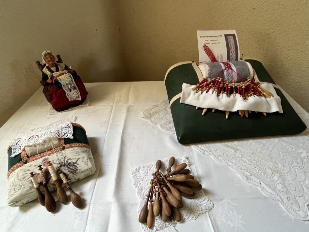 Exposition de dentelle dans l'ancienne église Saint-Gilles à Ambialet - carreaux et fuseaux utilisés pour confectionner de la dentelle