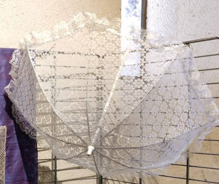 Exposition de dentelle dans l'ancienne église Saint-Gilles à Ambialet - ombrelle en dentelle prêté par la société de location de costumes "Histoire en costumes" de Sérénac