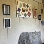 Exposition de dentelle dans l'ancienne église Saint-Gilles à Ambialet - vue générale de divers ouvrages réalisés par les dentellières qui exposent