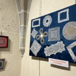 Exposition de dentelle dans l'ancienne église Saint-Gilles à Ambialet - différents ouvrages réalisés par les dentellières qui exposent