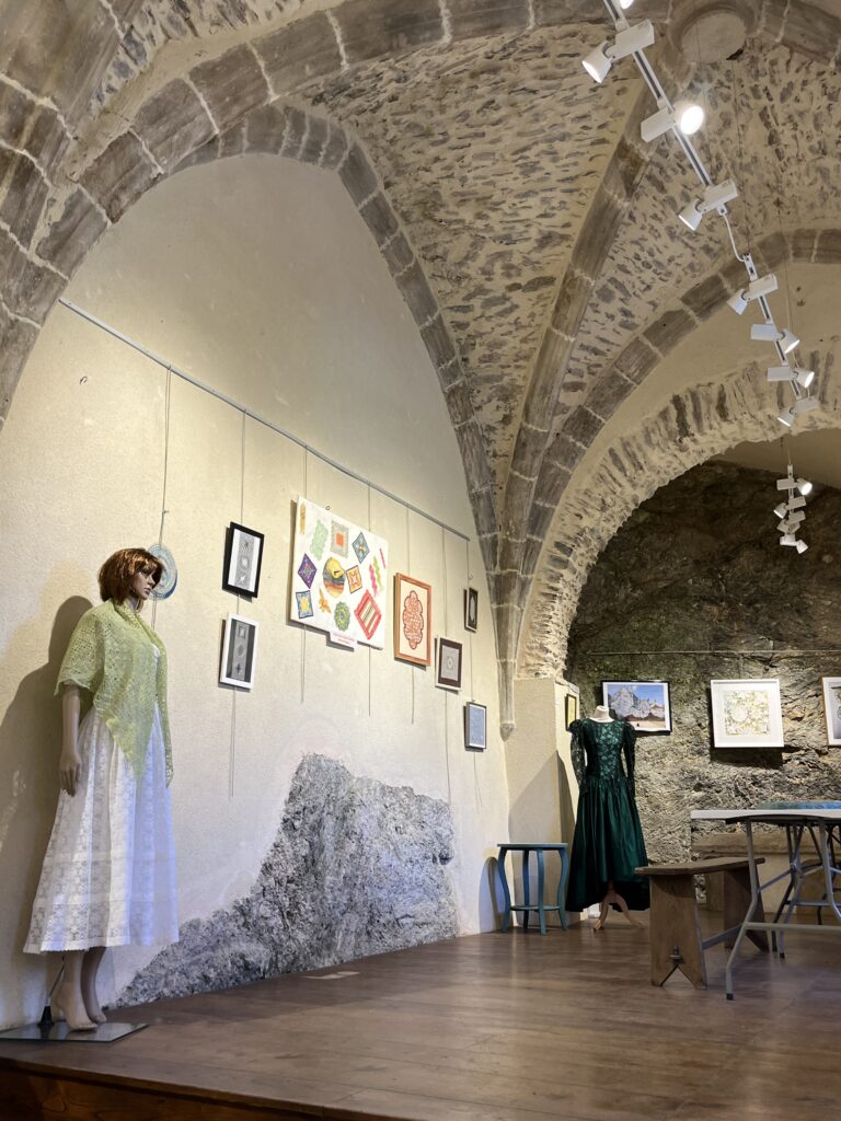 Exposition de dentelle dans l'ancienne église Saint-Gilles à Ambialet - vue générale de l'exposition