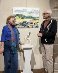Exposition de Jacqueline Pomies et Jean-Pierre Chapuy dans l'ancienne église Saint-Gilles à Ambialet - les artistes présentant leurs œuvres